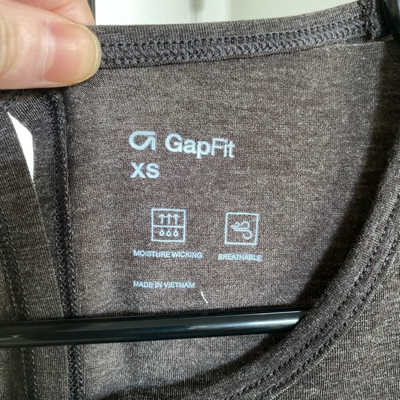 Gap Fit tank top with open back - Picture 2 of 4